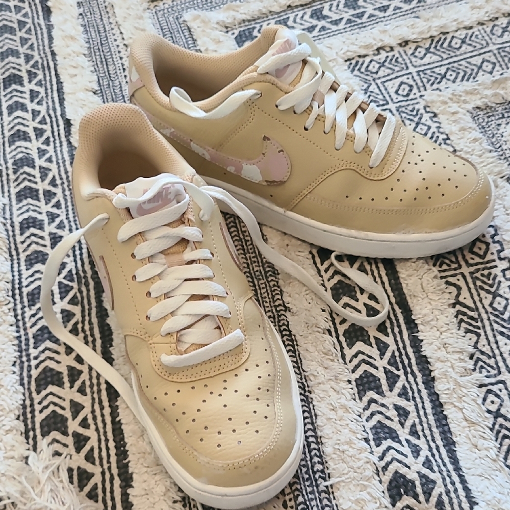 Nike Beige and Pink Women's Sneakers